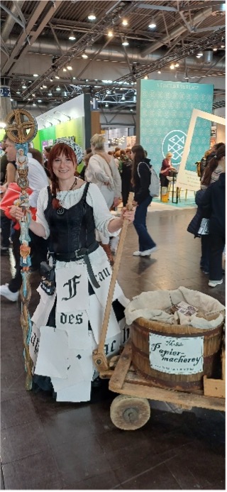 Papierfrau